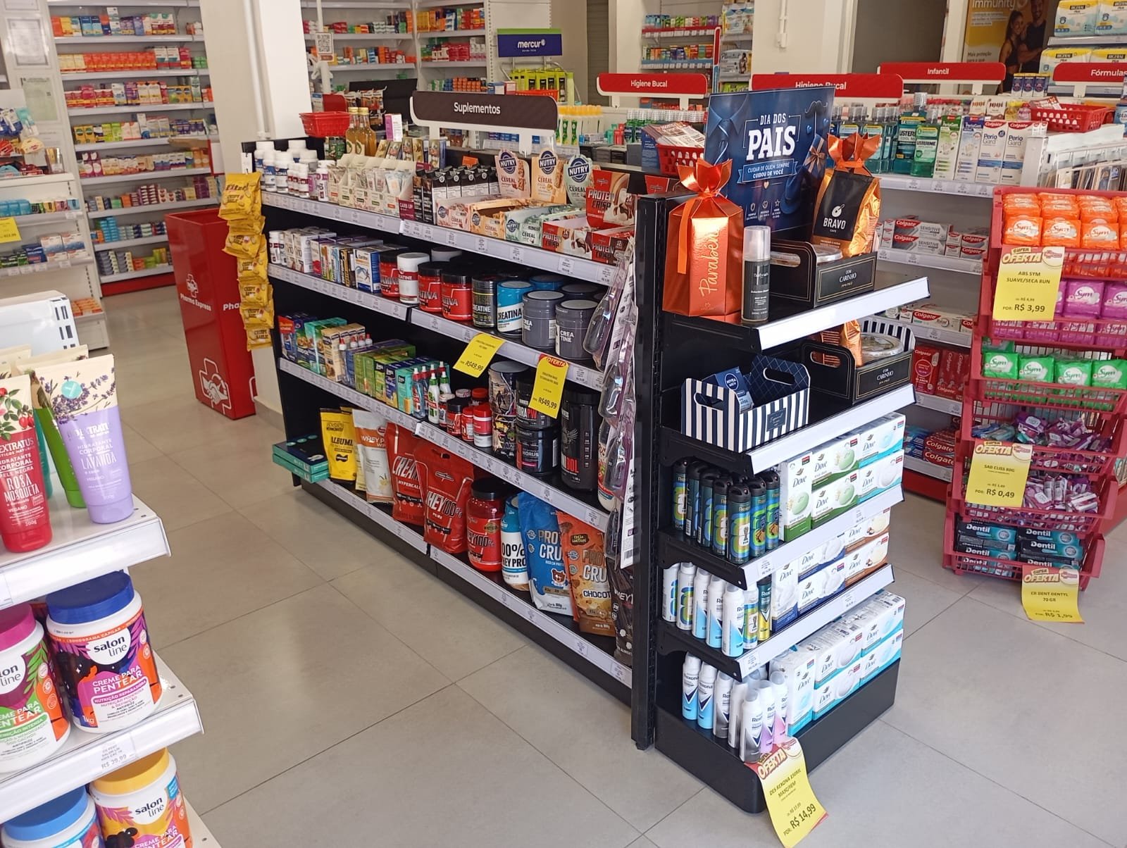 Interior da Pharma Express em Carangola